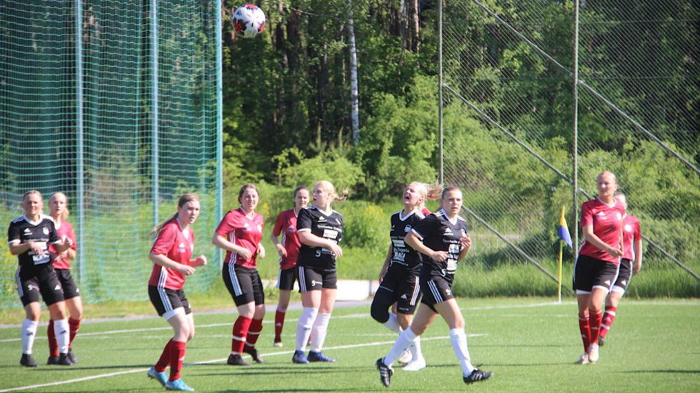 När Fanna BK och Östhammar möttes på Fanna IP i juni blev det 2-2. FBK lyckades inte heller vinna borta utan föll med 0-1 och drogs in i bottenstriden igen. 