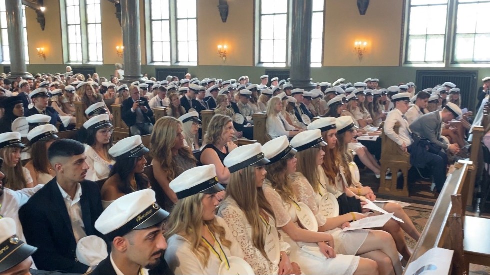 Hagagymnasiet studenter på plats i Matteuskyrkan. 