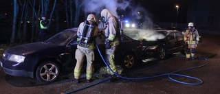 Bilar förstörda i brand