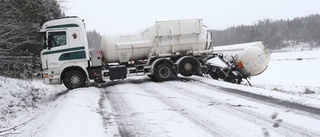 Tankbil fick sladd - stoppade trafiken