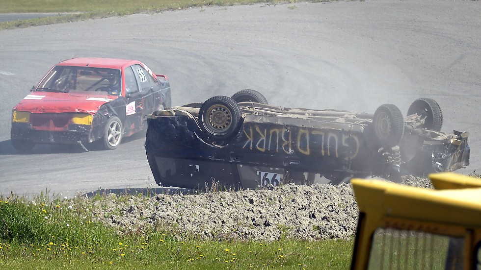 GULDBURK PÅ RYGG. Tobias Sallinen Umeå AK, voltade med sin bil i sista kurvan men klev ur oskadd. Foto: Ulf Johansson.