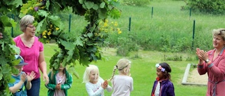 Dans kring midsommarstång på Högby