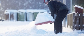 Låt en traktor rensa våra infarter från snöklumpar