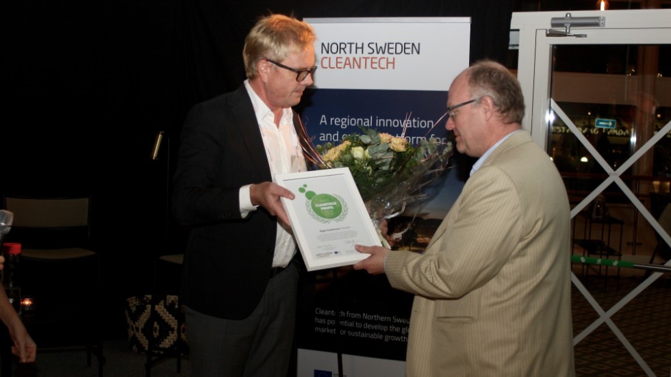 Peter Hedman, projektledare för North Sweden Cleantech, delar ut utmärkelsen Årets Cleantechprofil i norra Sverige till Roger Gustavsson, Thordab