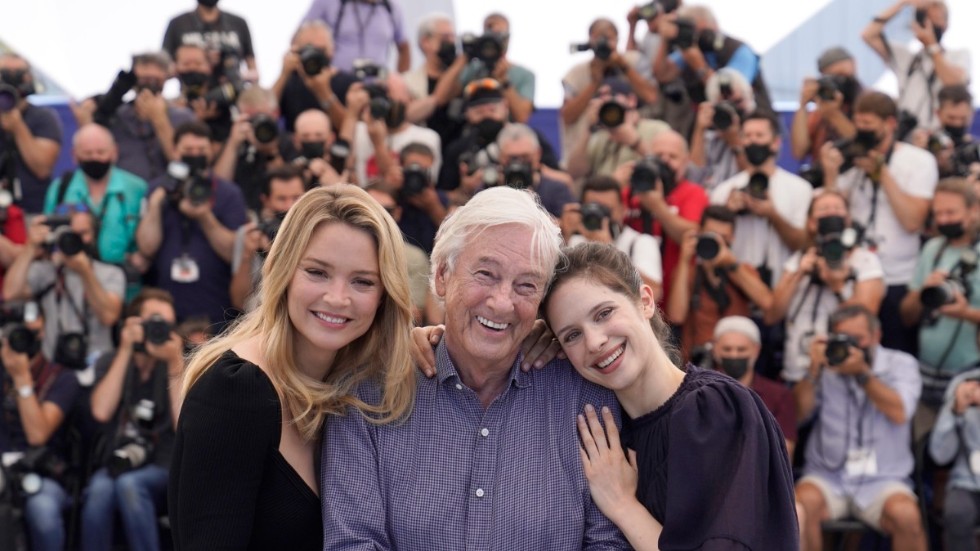 Virginie Efira, tillsammans med regissören Paul Verhoeven och sin motspelare Daphne Patakia, på filmfestivalen i Cannes tidigare i år. Arkivbild.