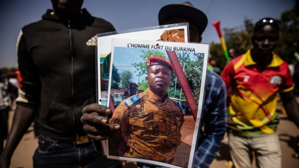 Demonstranter i Ouagadougou hyllar överstelöjtnanten Paul-Henri Sandaogo Damiba, som tog makten i Burkina Faso.