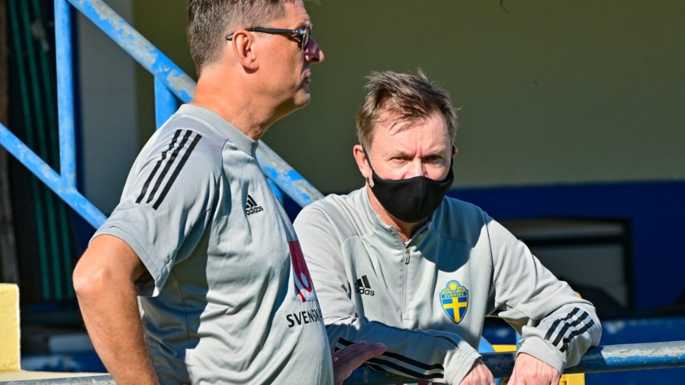 Landslagsläkaren Mats Börjesson och förbundskaptenen Peter Gerhardsson i samband med fotbollslandslagets träning på Estádio da Nora i Albufeira under fredagen.