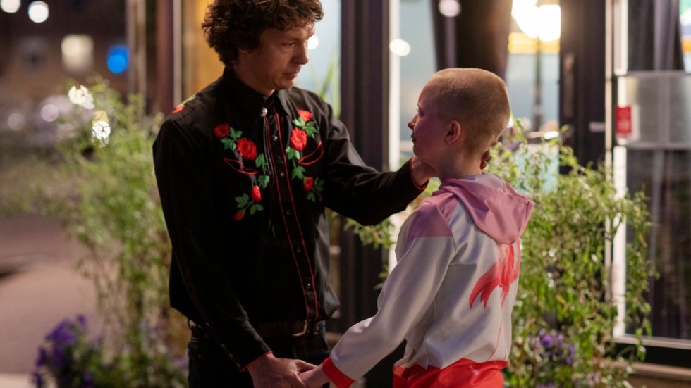 Oscar Töringe som pappan och Sigrid Johnson som 13-åriga Sasha i "Comedy queen". Pressbild.