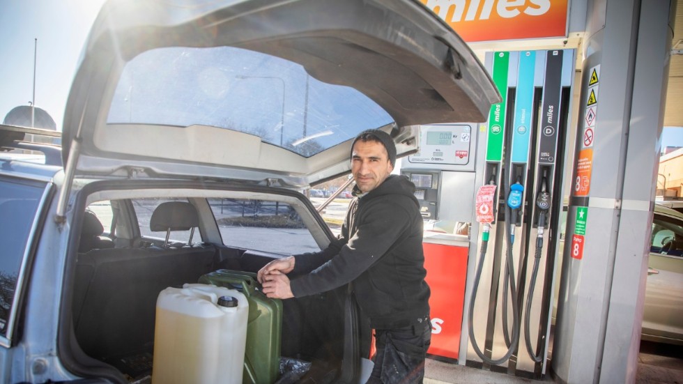Nemat Wafai fyller på dunkarna med diesel. Det beror dock inte på det oroliga världsläget, utan han jobbar på ett bygge och tankar diesel till en lastare. "Men jag reagerade på att det är jättemycket folk här i dag. Jag tankar här varje vecka och det brukar inte vara så här mycket bilar", konstaterar han.