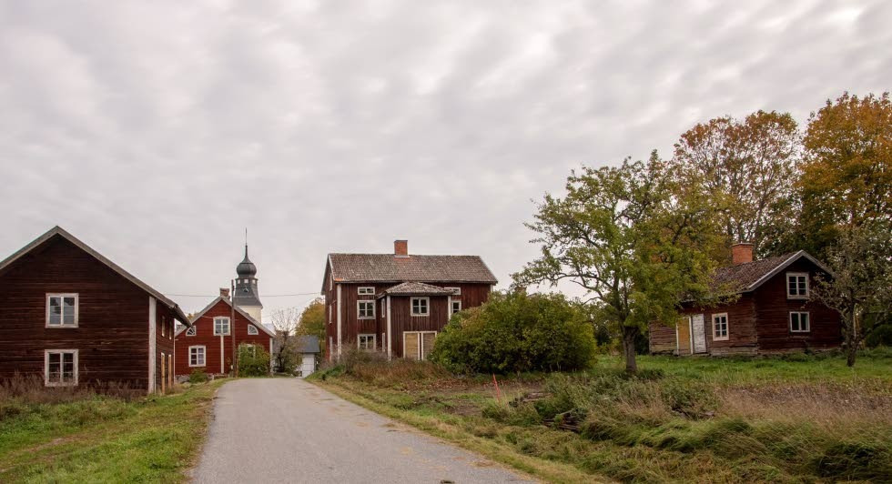 En klassisk vy av Bratteberg när man åker vägen upp mot Regna kyrka.