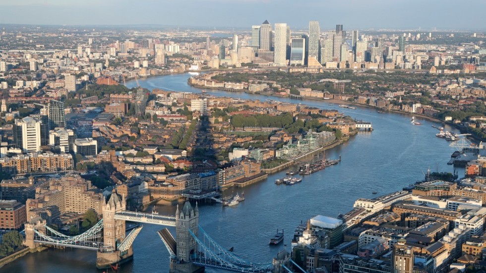 Skyskrapan "The Shard" kastar en skugga över Themsen i London. För den som vill resa dit krävs både vaccination och test för att slippa karantän. Arkivbild.