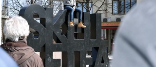 Demonstration på torget – en reaktion på sopattacken mot kommunalrådet