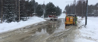 Vattenledning avgrävd i Skelleftehamn – gator översvämmade