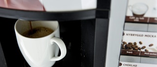 Hällde kaffe på besökare - nu tas kaffeautomaten bort