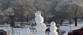 Med snön kom gubbarna: Nu pryder de rondellen i Haga