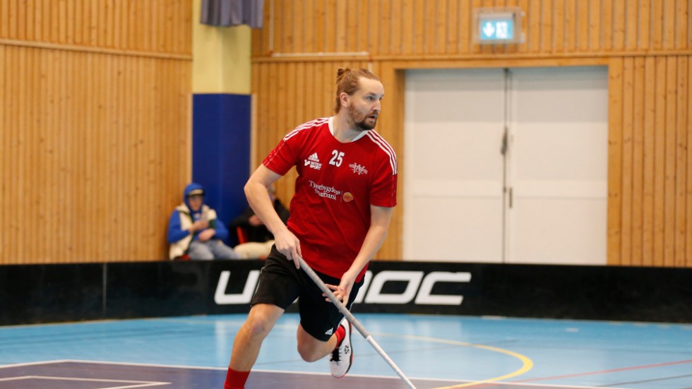 WIBK:s spelande tränare Andreas Rundberg tror att det behövs minst två segrar på de sista fyra matcherna för att klara kontraktet.