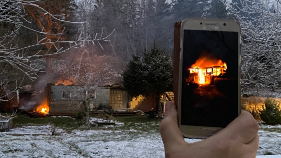 Ett fritidshus i Logarn utanför Strängnäs brann ner till grunden under natten till onsdagen. När dagens ljusnade var Rickard Stavem, förman på deltidskåren Strängnäs, fortfarande kvar och bevakade med några kollegor.