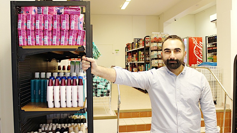 Det är Hassan Yücel som öppnat den obemannade butiken i Tannefors tillsammans med Jonas Gunenc.
