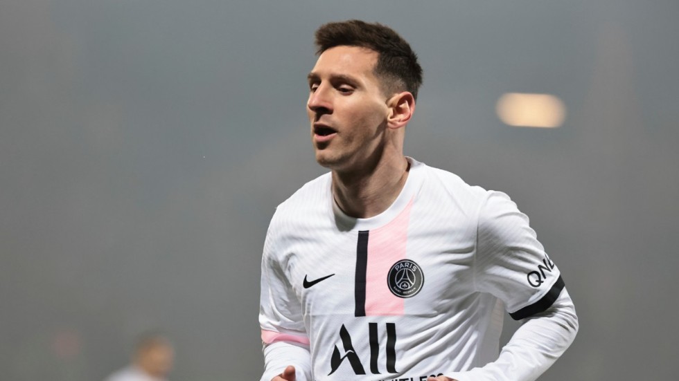 Lionel Messi blir borta från fotbollsplanen ett tag. Arkivbild.