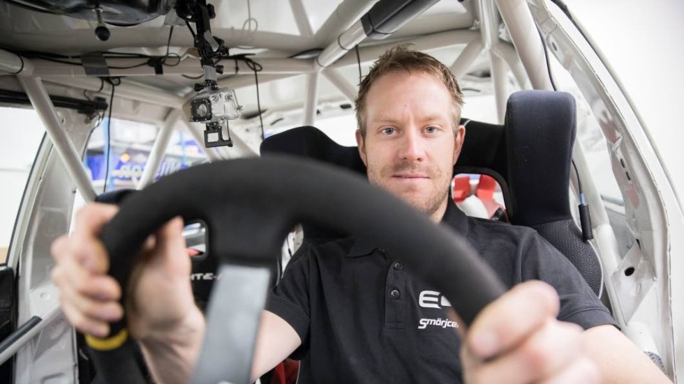 Det är ett år sedan KMK:aren Emil Carlsson kraschade i Karlstad. Han började reparera bilen men har nu sålt den som renoveringsobjekt.