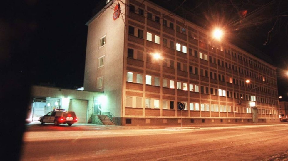 Den berusade mannen fördes till polishuset. Där blev han aggressiv och hotade poliserna.
