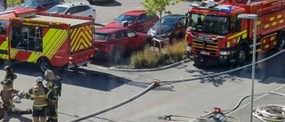 Brand i flerfamiljshus i Eskilstuna – flera brandbilar ryckte ut