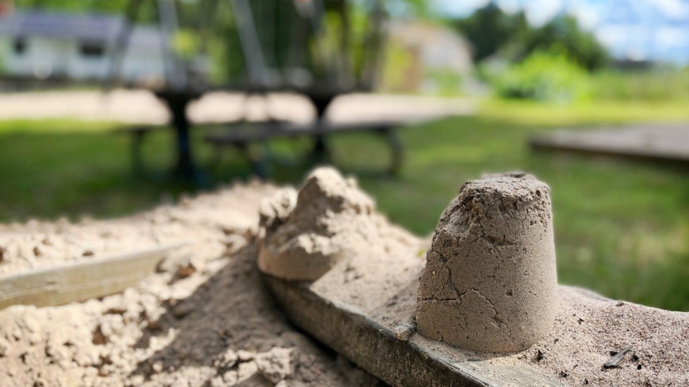 Lekparken ska vara ett barns roligaste plats. Inte riskera bli skjuten av en förlupen kula.