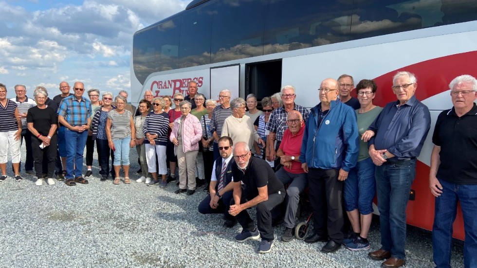 Resenärerna framför bussen som tog dem till skidorten Levi i Finland.