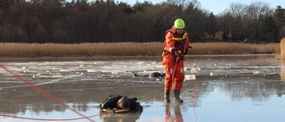 Sjöräddningssällskap svävar över isarna