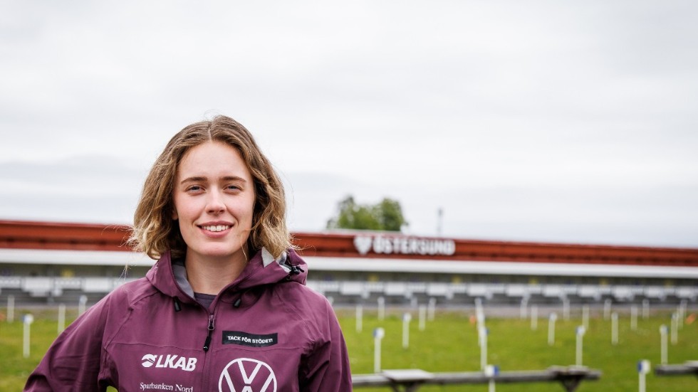 Elvira Öberg fick en smakstart på helgens SM-tävlingar i Östersund. Hon vann överlägset guld på kortdistans. 
