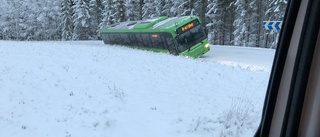 Halkan:Buss halkade ner i dike och bilar krockade