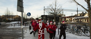 Nästan 100 tomtar joggade runt staden