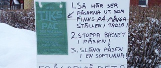 Arg skylt: "Min son, 18 månader, kan lära dig att plocka hundbajs!"