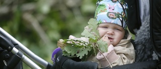 Eskilstuna-Kuriren minglar runt i midsommarvimlet