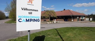 Hotfull stämning vid campingen