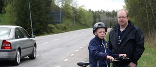 Lukas, 11, tvingas cykla bland bilarna