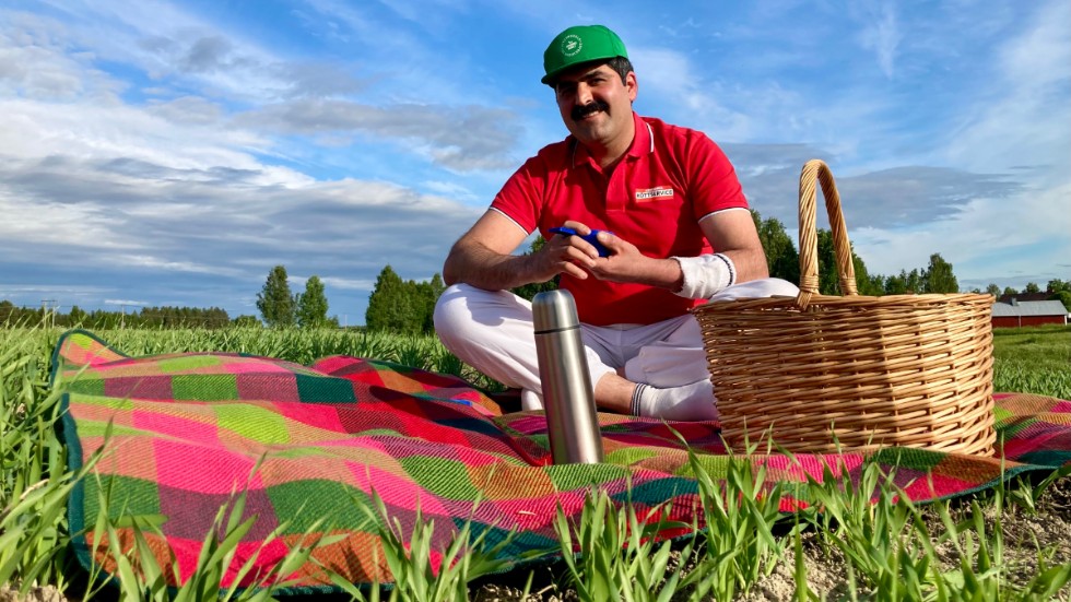 Det är i idylliska Arnemark som Nawid Soltani fått chansen att bygga upp och utveckla sin livsdröm. Här smakar kaffetåren extra gott ute i gräset på PT:s picknickfilt. 