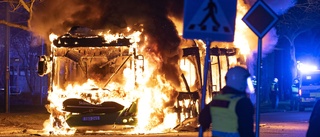 Ung man misstänks för brandattack mot buss