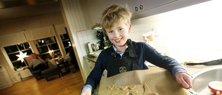 Carl, 8, bakar för världens barn