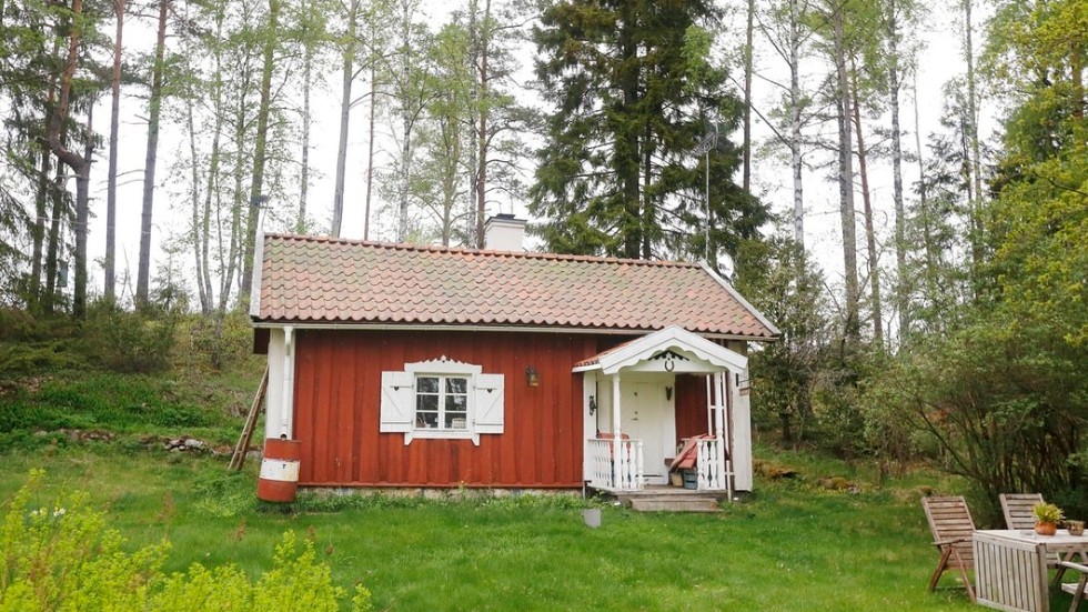 Det vackra stentorpet låg omgärdat av lummig grönska innan avverkningen. Nu återstår bara några få träd runt stugan.