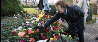 Minneslunden fylldes av blommor, kransar och ljus