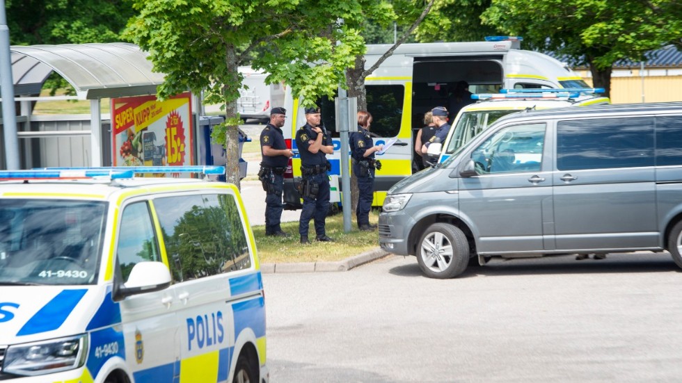 Polisinsats i Nyköping där flera polispatruller larmades till platsen.