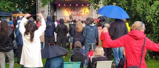 Eric Gadd sjöng fram sol och dans – så var Picnic i parken