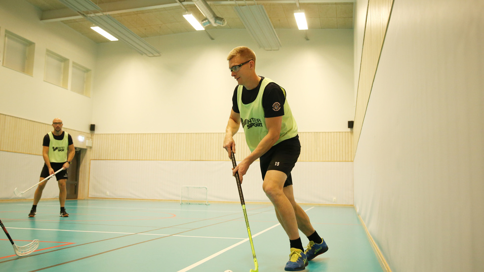 Marcus Pettersson driver bollen framåt under träningen i räddningstjänsten gymnastikhall. 