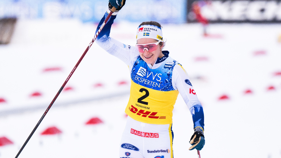 Ebba Andersson imponerade och vann skiathlonloppet i Trondheim.