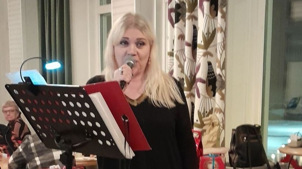 Mona Torneus underhöll med sång på julfesten med PRO Karlsborg/Risögrund.