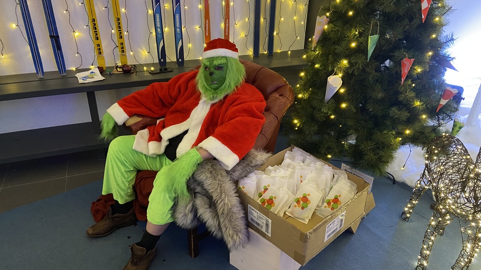 Grinchen delade ut godispåsar till barn som hittade gömda julklappar. 