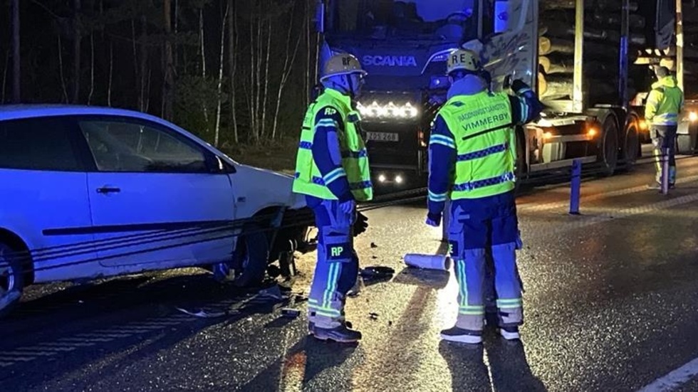 En personbil har kört in i mitträcke på riksväg 40.