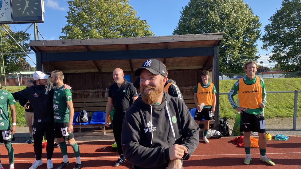 Henrik Norrström tittar på klockan precis innan det stora segervrålet. 