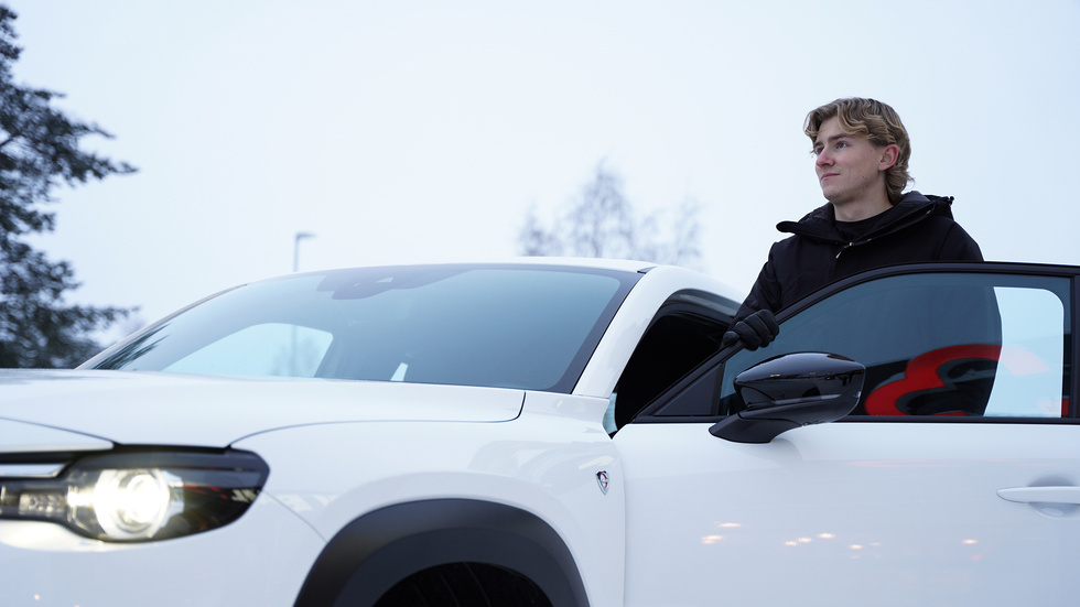 Bilen har lång räckvidd, 85 kilometer vid ren eldrift och totalt 680 kilometer, vilket väldigt få laddhybrider kan mäta sig med, säger Rasmus.